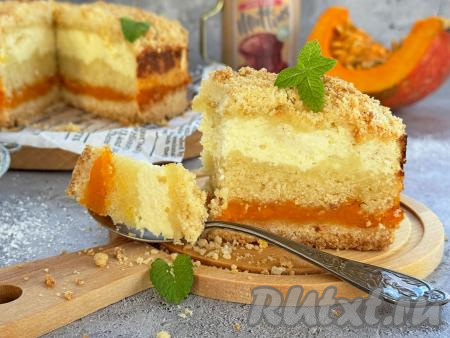 Посмотрите, какая красивая королевская ватрушка с творогом и тыквой в разрезе.&nbsp;