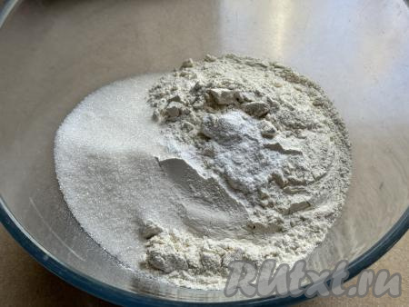 Для получения песочного теста-крошки нужно в отдельной миске соединить муку, соль, разрыхлитель и сахар, перемешать сухие ингредиенты.&nbsp;