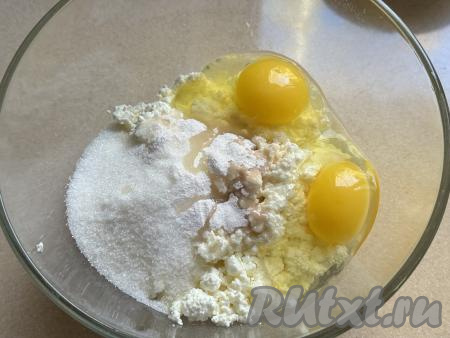 Для получения творожной начинки нужно в глубокой миске соединить творог, яйца, сахар и ванильный сахар.&nbsp;