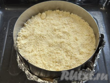 Равномерно выложить оставшуюся крошку, покрывая весь творожный слой. Поставить форму в духовку, разогретую до 170 градусов, выпекать&nbsp;королевскую ватрушка с тыквой и творогом&nbsp;1 час (тесто должно приятно подрумяниться сверху).&nbsp;