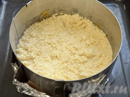 Поверх тыквенного слоя выложить ещё 1/3 часть крошки.&nbsp;