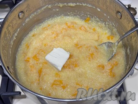 После того как каша с тыквой проварится с момента закипания 15 минут, убрать её с огня. Если готовите кукурузную кашу не в Пост, тогда можно добавить в неё кусочек сливочного масла, перемешать. Кастрюлю с готовой кашей закрыть крышкой и дать настояться минут 15.