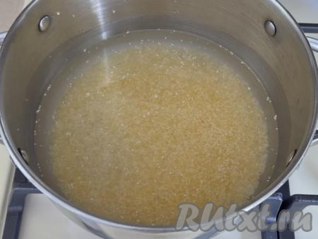 Влить 600 миллилитров воды комнатной температуры, перемешать, поставить кастрюлю на достаточно сильный огонь.