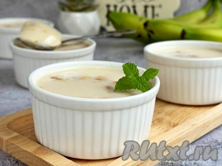 Застывший десерт достать из холодильника и можно наслаждаться нежным сливочным вкусом ряженки в сочетании с мягкими кусочками банана. Очень вкусно, попробуйте!