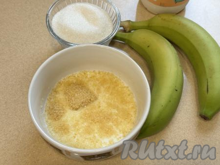 В небольшую ёмкость всыпать желатин, залить холодным молоком, перемешать и оставить для набухания на 20 минут.