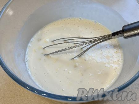 Влить растопленный желатин в миску с ряженкой и бананом, перемешать до однородности.​​​​​​