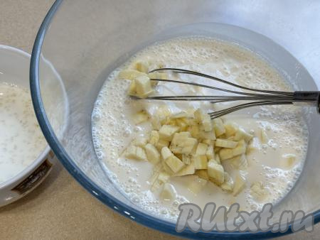 После того как ряженка, смешанная с сахаром, постоит 15 минут, добавить в получившуюся смесь нарезанные бананы, перемешать. Можно попробовать на вкус, если сладости недостаточно, тогда добавьте сахар по вкусу.