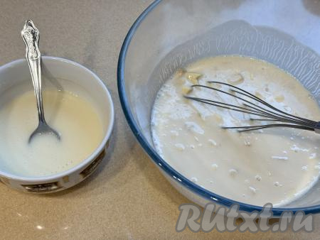 По прошествии 20 минут желатин, набухший в молоке, нужно прогреть до полного растворения кристаллов желатина. Желатин я предпочитаю прогревать в микроволновке, для этого ёмкость с желатином, набухшим в молоке, ставлю на 10 секунд на максимальную мощность в микроволновку, достаю, перемешиваю, ещё раз отправляю на 10 секунд в микроволновку, снова достаю, перемешиваю, если ещё не все кристаллики желатина растворились, можно прогреть ещё в течение 10 секунд. Прогревая набухший желатин, очень важно не дать ему закипеть. В микроволновке нужно обязательно прогревать в течение небольших интервалов времени (секунд по 10), чтобы не перегреть, так как желатин теряет часть желирующих свойств при 100 градусах, а в микроволновке нагрев идёт неравномерно.