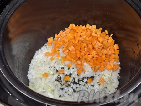 К обжаренному луку добавить нарезанную на мелкие кубики (или натёртую на крупной тёрке) морковку, перемешать.&nbsp;
