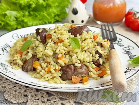 Рассыпчатый рис вместе с мягкими кусочками куриной печени разложить из чаши мультиварки по тарелкам и с пылу с жару подать к столу.&nbsp;