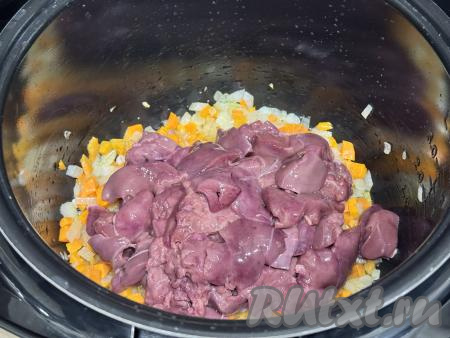 Обжарить овощи в течение 5-6 минут, не забывая иногда помешивать. Пока обжариваются овощи, куриную печень нужно промыть водой, крупные кусочки печёнки нарезать на части. К обжаренным овощам добавить подготовленную куриную печень, перемешать.&nbsp;