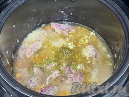 Влить в чашу 400 миллилитров воды комнатной температуры. Рис и воду я отмеряю стаканом одного объёма, то есть для приготовления 1 стакана объёмом 200 миллилитров сухого риса&nbsp;я добавляю 2 стакана воды того же объёма. В чашу мультиварки добавить мелко нарезанный чеснок,&nbsp;соль и специи.