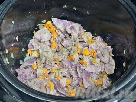 Обжарить печень с овощами в течение 3 минут (до окончания режима "Жарка"), иногда помешивая.&nbsp;