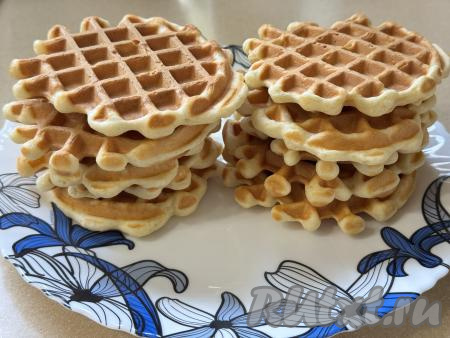 Готовую вафлю переложить на тарелку. Периодически перемешивая тесто, постепенно испечь все пышные венские вафли. У меня из указанных в рецепте ингредиентов получились 10 вафель, замешанных на ряженке, диаметром 10 сантиметров.
