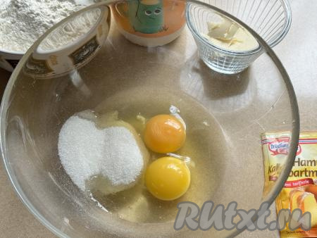 В миске соединить яйца и сахар.