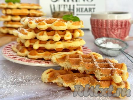 А вот как пышные, мягкие, в меру сладкие&nbsp;венские вафли, приготовленные на ряженке, выглядят в разломе. Если у вас есть вафельница, испеките такие вафельки и у вас на столе будет отличная выпечка к чаю!