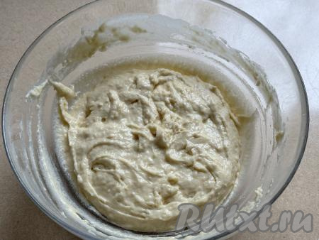 Постепенно подсыпая по половине столовой ложки оставшейся муки и тщательно вмешивая её в тесто, замесить в меру густое, вязкое тесто для вафель, как на фото, похожее на достаточно густую сметану. Муки для замешивания теста для вафель может потребоваться чуть больше или чуть меньше, чем указано в ингредиентах, поэтому, добавляя муку и хорошо вмешивая её, я советую ориентироваться не на количество муки, а на густоту теста, которое вы замешиваете.