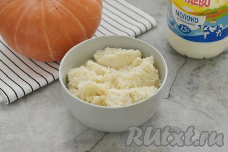 От ломтиков батона (или белого хлеба) отрезаем корочки (эти корочки нам не понадобятся). Мякоть батона разламываем на кусочки, кладём в небольшую миску, заливаем молоком, оставляем на время, пока будем заниматься остальными составляющими котлет.