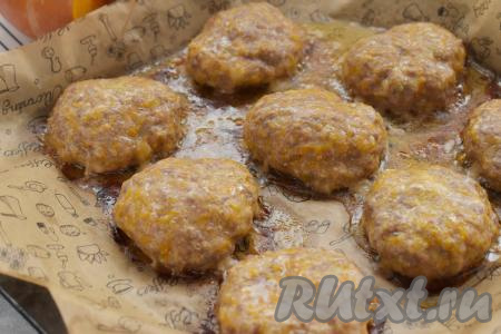 Отправляем противень с котлетами из фарша и тыквы в духовку, разогретую до 180 градусов, на 35 минут (до подрумянивания котлеток).