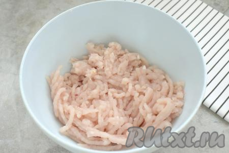 Для приготовления наггетсов я использовала домашний куриный фарш, предварительно пропустив куриное филе через мясорубку. Можно взять и покупной фарш. Перекладываем фарш в миску.