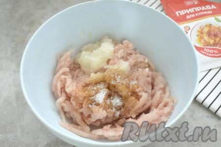 В миску с фаршем добавляем пропущенный через мясорубку (или натёртый на крупной тёрке) лук, солим, всыпаем специи по вкусу (в качестве специй я использовала приправу для курицы).