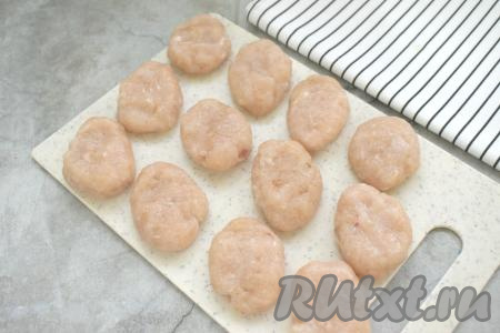 Тщательно перемешиваем получившийся куриный фарш. Делим фарш на 12 равных частей и формируем из них наггетсы. Чтобы куриный фарш не приставал к рукам во время формовки наггетсов, ладони можно периодически смачивать водой.