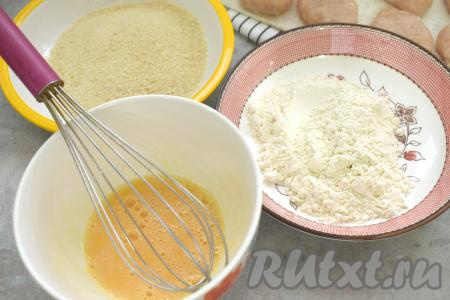 В небольшой миске взбиваем венчиком сырое яйцо. На одну тарелку насыпаем панировочные сухари, а на вторую - пшеничную муку.