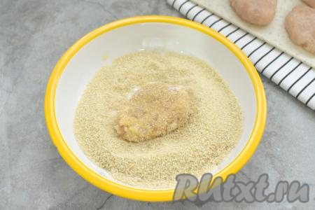 Следом обваливаем наггетсы в панировочных сухарях со всех сторон.