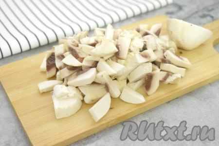 Шампиньоны нарезаем на небольшие кусочки.