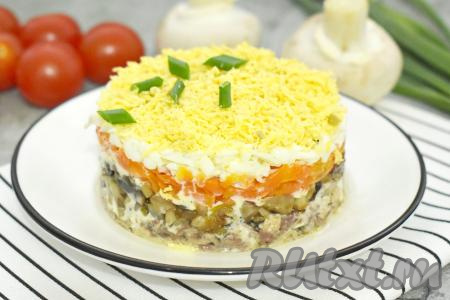 А затем достаём из холодильника, аккуратно убираем сервировочные кольца. Салат, приготовленный с грибами и рыбными консервами, по желанию, украшаем нарезанной свежей зеленью (у меня - зелёный лук). Подаём аппетитную, вкусную "Мимозу" к праздничному столу.