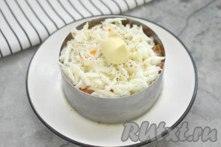 Яйца разделяем на белки и желтки. Поверх морковного слоя распределяем по кольцам белки, натёртые на крупной тёрке, утрамбовываем, слегка солим, перчим, смазываем майонезом.