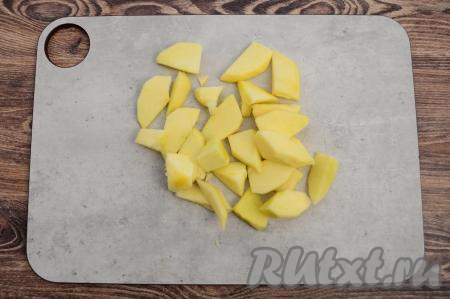 Яблоко очистить от кожуры, нарезать на дольки, не затрагивая семенную коробочку.