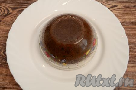 Готовый брауни сразу перевернуть на тарелку, вынуть его из формы.