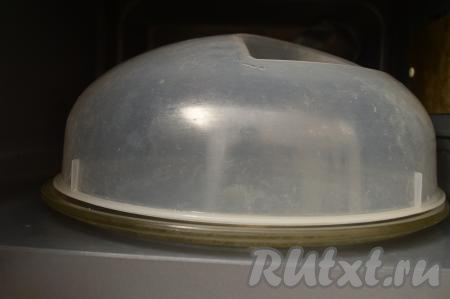 Поставить посуду с тестом в микроволновку, накрыть специальной крышкой. В зависимости от мощности вашей микроволновки нужно выставить время выпечки. Для мощности СВЧ 900 Ватт я выставляю 2 минуты 50 секунд, а для мощности 750 Ватт - 3 минуты 20 секунд. Если будете делать двойную порцию, тогда время выпечки брауни из яблока&nbsp;нужно увеличить.