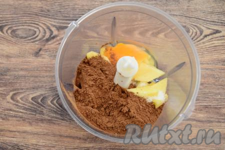 Отмерить 30 грамм какао, добавить в чашу. Пробить в измельчителе массу до однородности. Если у вас нет измельчителя, тогда можно воспользоваться чашей для взбивания и погружным блендером. Или же можно яблоко натереть на мелкой тёрке и перемешать все ингредиенты брауни вручную.