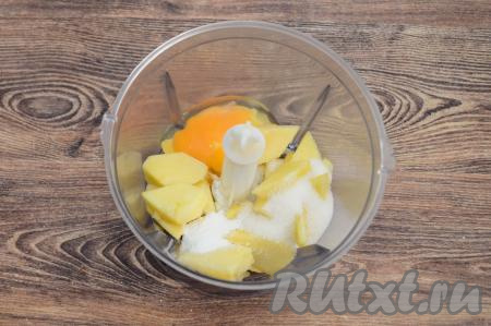 В чашу измельчителя выложить нарезанные яблоки, всыпать сахар и разрыхлитель, вбить сырое яйцо. Я добавила 1 столовую ложку сахара, брауни получился в меру сладким, при этом яблоко у меня было сладкое. Если любите послаще или яблоко у вас кислое, тогда смело кладите 1,5 столовых ложки сахара.