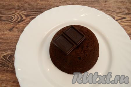 Для подачи я сразу же, ещё на горячую выпечку, выложила 2 кусочка шоколада, через минуту шоколад начал плавиться и я его распределила вилкой по верхушке брауни.