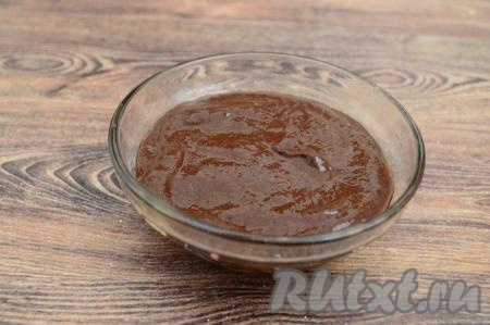 Выложить тесто в чашу (или чашку), предварительно смазав её изнутри растительным маслом. Не забывайте, что посуда, в которой можно готовить в микроволновке, не должна содержать блестящих и металлических элементов.