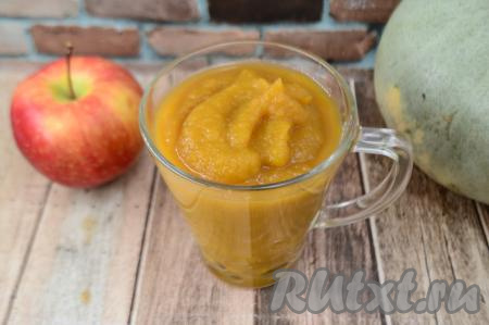 Из предложенного количества ингредиентов у меня получилось 350 миллилитров вкусного, воздушного, нежнейшего смузи из тыквы и яблока. Переложить его в чашку и подать к столу.