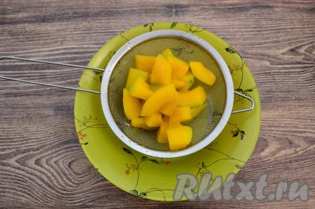 Затем откинуть тыкву на сито, оставить на несколько минут, чтобы стекла вода и кусочки тыквы немного остыли.