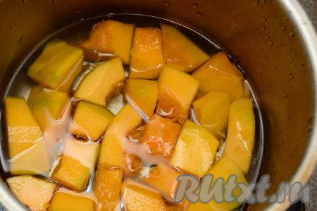 Выложить тыкву в кастрюлю. Влить столько воды, чтобы она покрывала овощи.