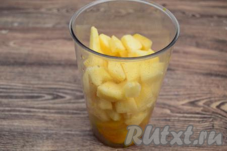 В чашу погружного блендера выложить остывшие кусочки тыквы и ломтики яблок.