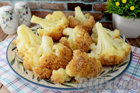 Готовую капусту достать из духовки и подать к столу.&nbsp;Цветная капуста, запечённая в яйце и сухарях, получается аппетитной и очень вкусной. Готовится она без добавления масла, а значит её можно есть людям, придерживающимся правильного питания. К столу её можно подать и в качестве гарнира к мясу, птице, и в качестве основного блюда.