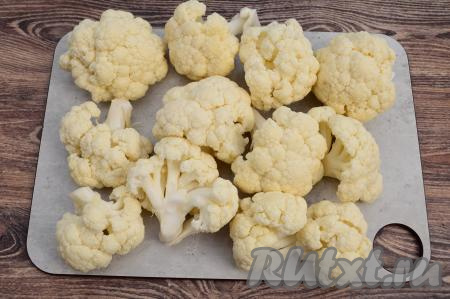 Цветную капусту промыть водой, разобрать на соцветия. На очень мелкие соцветия разбирать не нужно.