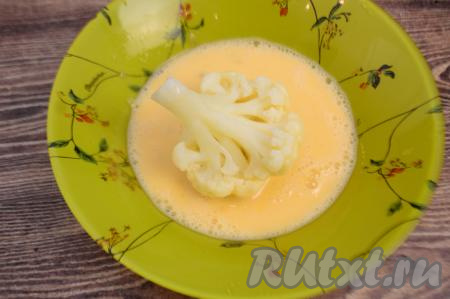 Соцветие капусты, держа его за ножку, окунуть в яичный кляр.