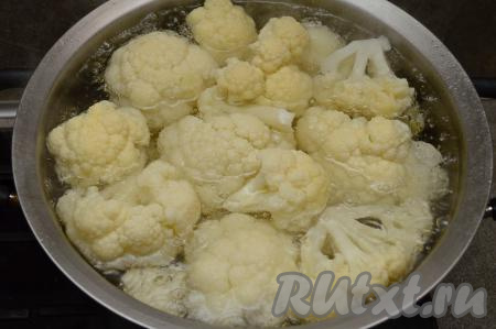 После закипания воды добавить соль и, уменьшив огонь, отварить капусту до готовности (соцветия капусты должны стать достаточно мягкими, легко прокалываться ножом, но при этом они должны хорошо держать форму). Я варила с момента закипания 5 минут, но продолжительность варки во многом зависит от сорта капусты.