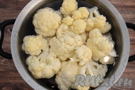 Выложить соцветия цветной капусты в кастрюлю, залить полностью водой, поставить на сильный огонь.