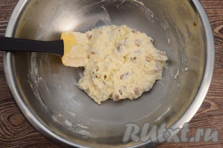 Перемешать и тесто для запеканки готово. Оно получится в меру густым и вязким.