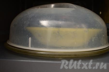 Тарелку с тестом поставить в микроволновку, сверху накрыть специальной крышкой. Выпекать творожную запеканку с изюмом на максимальной мощности микроволновки до готовности (на поверхности готовой выпечки не должно быть влажных участков). На мощности 900 Ватт я выпекаю&nbsp;2 минуты 50 секунд, а на мощности&nbsp;750 Ватт -&nbsp; 3 минуты 20 секунд.&nbsp;