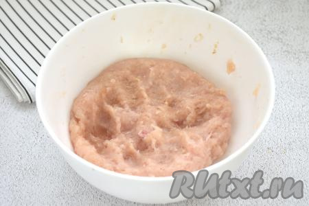 Хорошо перемешиваем куриный фарш со специями.